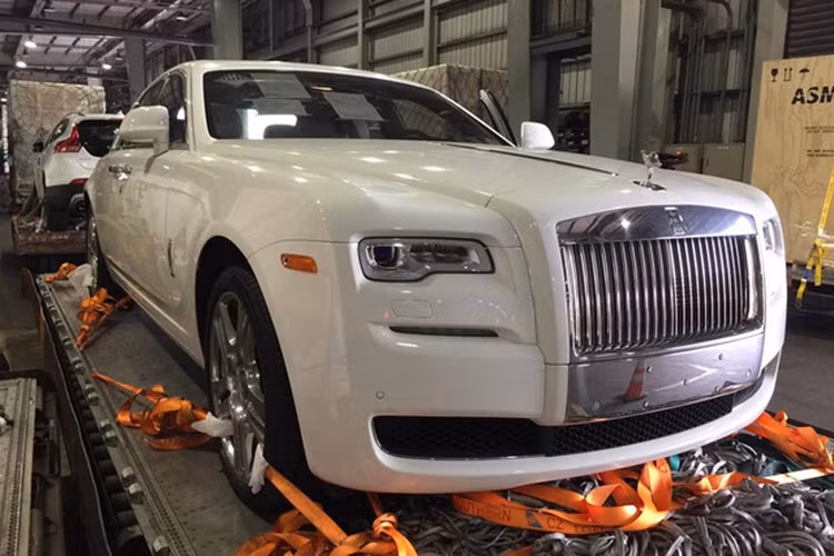 "Trái tim" của Rolls-Royce Ghost Series II là khối động cơ V12, tăng áp kép, dung tích 6,6 lít, sản sinh công suất tối đa 592 mã lực và mô-men xoắn cực đại đạt 780 Nm. Kết hợp cùng hộp số tự động 8 cấp, Rolls-Royce Ghost Series II mất khoảng 4,9 giây để tăng tốc từ 0-100 km/h trước khi đạt vận tốc tối đa 250 km/h.