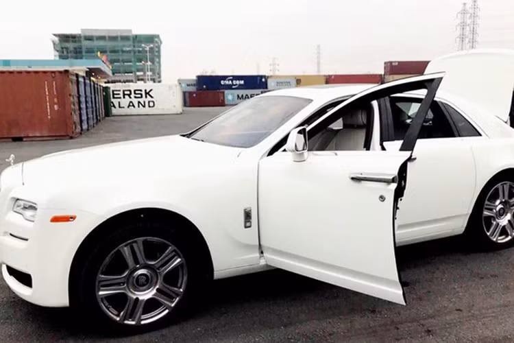 Tuy bị áp thuế cao kỷ lục nhưng những chiếc xe siêu sang Rolls-Royce Ghost Series II vẫn "ùn ùn" kéo nhau về nước. Chiếc siêu xe sang Anh quốc này có ngoại thất trắng muốt với điểm nhấn là biểu tượng Spirit of Ecstacy, lưới tản nhiệt và la-zăng 5 chấu đơn mạ crôm.