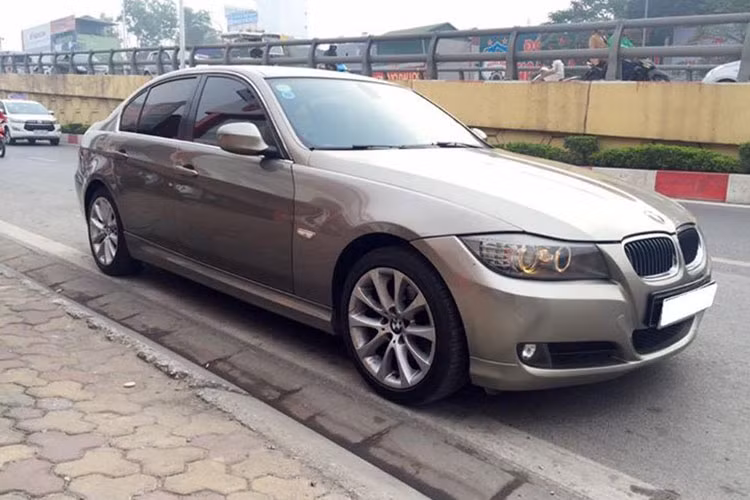 Tại thị trường Việt Nam hiện nay, sau khi về tay tập đoàn Thaco, giá bán của một số mẫu xe BMW giảm khá mạnh trong đó có mẫu 320i. Khi được Euro Auto phân phối, BMW 320i có giá từ 1,525 – 1,6 tỷ đồng, tuy nhiên hiện tại, giá xe chỉ còn 1,319 – 1,509 tỷ đồng, giảm tới 221 triệu đồng.
