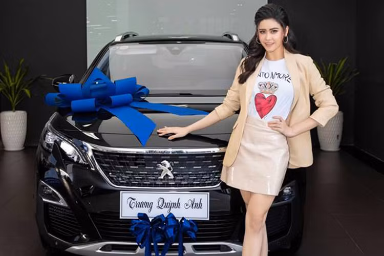 Sắp bước sang năm mơi Kỷ Hợi, nữ diễn viên Trương Quỳnh Anh bất ngờ chia sẻ việc tậu chiếc xe crossover Peugeot 3008 5 chỗ mới. "Rước em về với gia đình cuối năm... Quà sinh nhật cô gái tự tặng bản thân. Sang năm mới, tuổi mới phải vui vẻ, an yên và rực rỡ nhé".