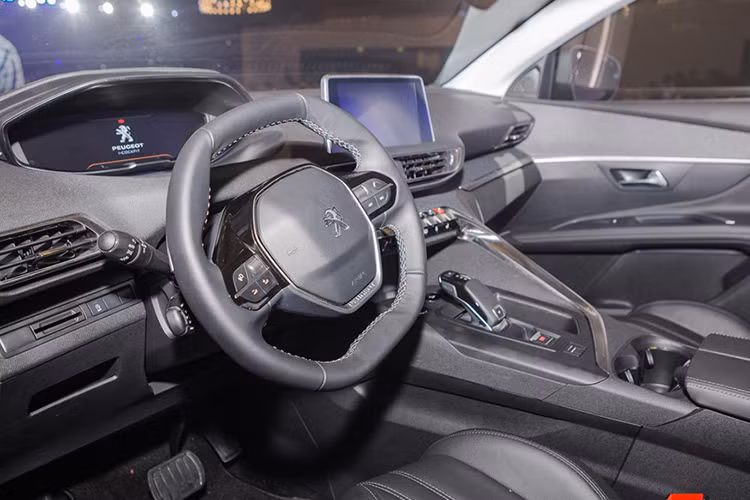 Nội thất của Peugeot 3008 thiết kế theo ngôn ngữ i-cockpit mới, khác hoàn toàn so với thế hệ cũ. Vô lăng bọc da thiết kế theo phong cách thể thao, tích hợp các nút bấm hỗ trợ người lái. Cụm đồng hồ hiển thị kích thước 12 inch phía sau vô lăng, có tùy chọn giao diện tiếng Việt. Trong khi đó, trung tâm bảng táp lô trang bị màn hình cảm ứng kích thước 8 inch.