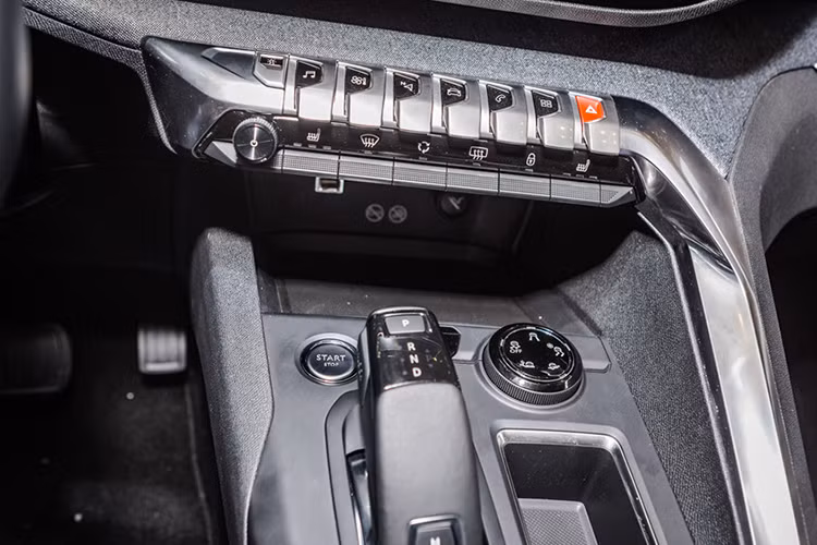 Cụm điều khiển trung tâm thiết kế lạ mắt, cần số điện tử thay cho cần số trước đây. trang bị 6 túi khí, các tính năng an toàn khác như hệ thống chống bó cứng phanh ABS, phanh khẩn cấp, phân phối lực phanh điện tử, cảnh báo và hỗ trợ giữ làn đường, hệ thống cảnh báo người lái khi mất tập trung, cảnh báo điểm mù...