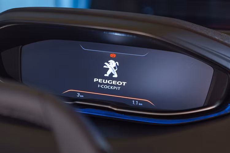 Cửa sổ trời toàn cảnh là trang bị tiêu chuẩn trên mẫu xe này. Tuy nhiên, hàng ghế trước của 3008 không có chức năng massage, cửa gió điều hòa cho hàng ghế thứ 2 không có chức năng điều chỉnh mức gió như trên mẫu 5008. Hệ thống giải trí của xe tích hợp các kết nối USB, Bluetooth, MirrorLink, Apple CarPlay ...