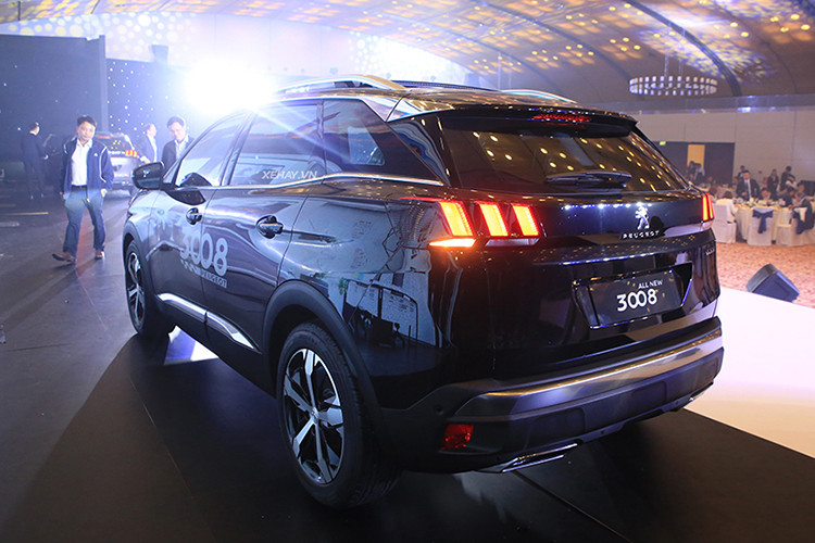 Mẫu xe Peugeot 3008 mới được trang bị động cơ xăng tăng áp, dung tích 1,6 lít, tạo ra công suất tối đa 165 mã lực và mô-men xoắn cực đại 245 Nm. Động cơ đi kèm hộp số tự động 6 cấp, tích hợp chế độ Sport và trang bị lẫy chuyển số trên vô lăng. Theo hãng Peugeot, 3008 2017 chỉ tiêu thụ lượng xăng trung bình 6,4 lít/100 km.