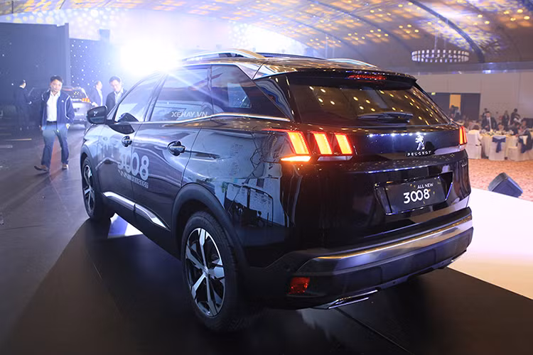Mẫu xe Peugeot 3008 mới được trang bị động cơ xăng tăng áp, dung tích 1,6 lít, tạo ra công suất tối đa 165 mã lực và mô-men xoắn cực đại 245 Nm. Động cơ đi kèm hộp số tự động 6 cấp, tích hợp chế độ Sport và trang bị lẫy chuyển số trên vô lăng. Theo hãng Peugeot, 3008 2017 chỉ tiêu thụ lượng xăng trung bình 6,4 lít/100 km.