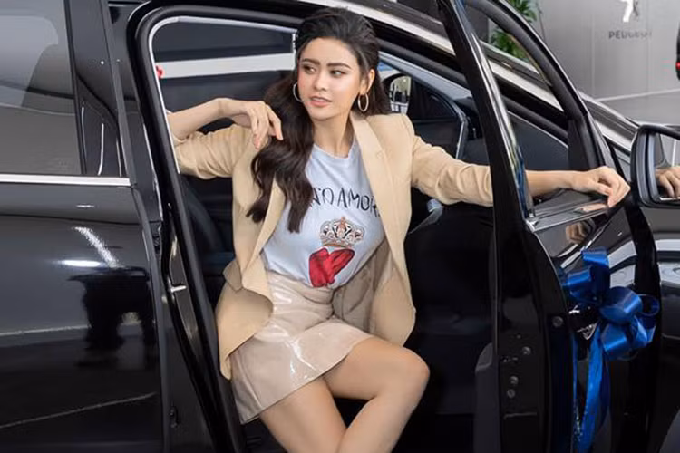 Peugeot 3008 của Trương Quỳnh Anh mới tậu là phiên bản hoàn toàn mới tại Việt Nam, chiếc xe Crossover 5 chỗ này được phát triển dựa trên cơ sở gầm bệ EMP2 nên dài hơn 80 mm nhưng lại nhẹ hơn 100 kg. Ngoài ra, khoảng sáng gầm của Peugeot 3008 mới còn tăng lên 220 mm.