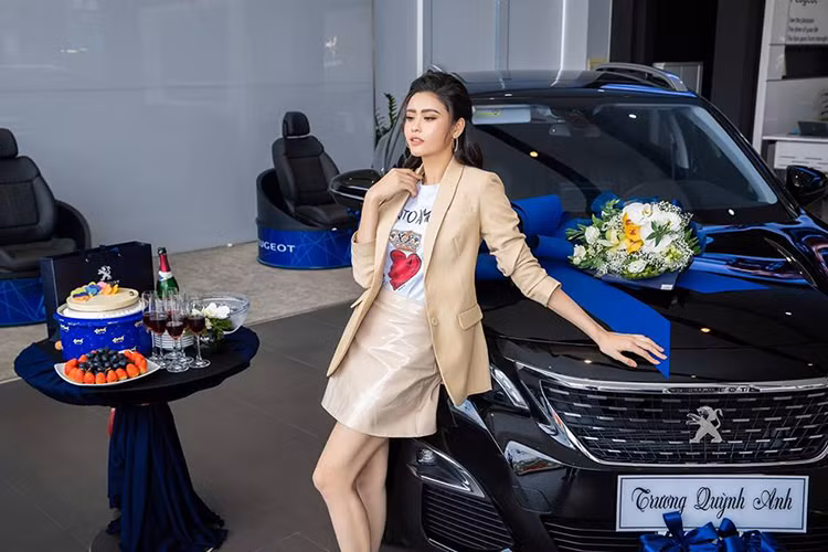 Với dòng trạng thái này, có thể việc tậu Crossover 5 chỗ Peugeot 3008 sẽ mang đến niềm vui nhân đôi cho Trương Quỳnh Anh khi vừa có xe mới để chơi Tết Kỷ Hợi đồng thời cũng là món quà tặng sinh nhật cho bản thân. Được biết, sinh nhật của Trương Quỳnh Anh là ngày 12/1.