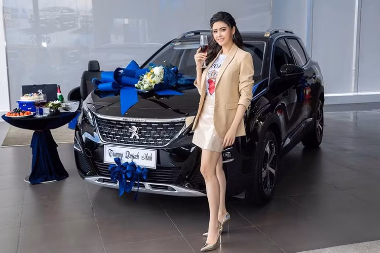 Diện mạo của thế hệ thứ 2 thay đổi hoàn toàn so với phiên bản đầu tiên bán tại Việt Nam trước đây. Ngoại thất mang phong cách trẻ trung, thể thao hơn. Xe được trang bị cụm đèn chiếu sáng Full LED, tự động cân bằng góc chiếu sáng và bật/tắt, tích hợp đèn LED chạy ban ngày. Đèn sương mù LED phía dưới tích hợp đèn chiếu góc tự động khi vào cua. 