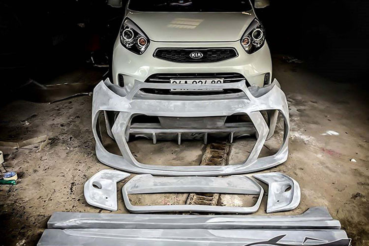 Các tấm ốp mới ở phía trước, sau và sườn xe được làm thủ công từ xưởng độ này đã khiến chiều cao gầm giảm đi nhưng tăng tính khí động học, và quan trọng hơn là đem đến ngoại hình cực ngầu cho chiếc xe.