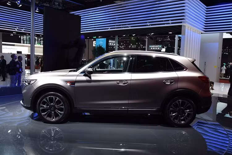 HS5 trên thực tế là phiên bản thương mại của mẫu xe concept Hồng Kỳ U-Concept đã từng trình làng tại Trung Quốc vào năm 2017. Thuộc phân khúc SUV hạng sang cỡ trung, Hồng Kỳ HS5 2019 mới sở hữu kích thước cụ thể bao gồm chiều dài 4.760 mm, rộng 1.907 mm, cao 1.700 mm và chiều dài cơ sở 2.870 mm.