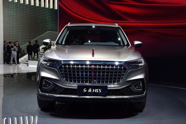 So với phiên bản concept, Hồng Kỳ HS5 đương nhiên sở hữu một số điểm khác biệt trong thiết kế sao cho phù hợp với xe thương mại hơn. Theo đó, HS5 cũng được trang bị lưới tản nhiệt thác nước với những nan mạ crôm nằm dọc vốn là đặc trưng của thương hiệu ôtô Hồng Kỳ.