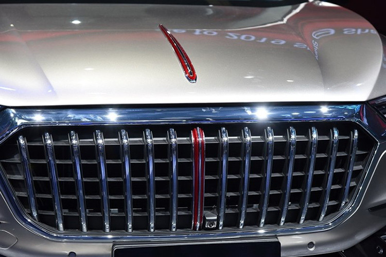 Ở giữa lưới tản nhiệt có một nan màu đỏ làm điểm nhấn. Tương tự như vậy, trên nắp capô của mẫu xe ôtô Trung Quốc này cũng có một đường màu đỏ nữa. Đây là đặc điểm nhận dạng mà hãng Hồng Kỳ áp dụng cho một số mẫu xe đời mới của mình.