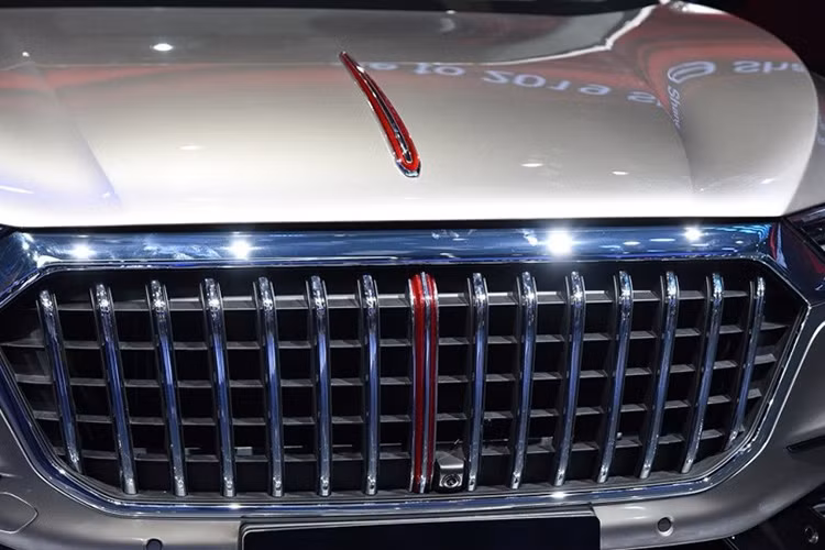 Ở giữa lưới tản nhiệt có một nan màu đỏ làm điểm nhấn. Tương tự như vậy, trên nắp capô của mẫu xe ôtô Trung Quốc này cũng có một đường màu đỏ nữa. Đây là đặc điểm nhận dạng mà hãng Hồng Kỳ áp dụng cho một số mẫu xe đời mới của mình.