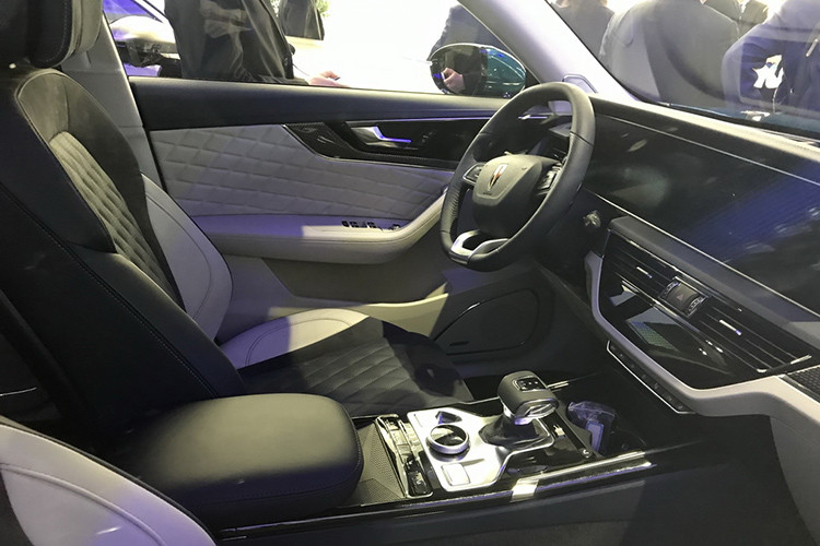 Ngoài ra, Hồng Kỳ HS5 còn được trang bị ghế bọc da màu xanh đậm phối với chất liệu Alcantara. Bảng đồng hồ kỹ thuật số sau vô lăng có thiết kế hiện đại hoàn toàn bằng kỹ thuật số. Cụm điều khiển trung tam dạng núm xoay cùng cảm ứng mang phong cách xe sang Mercedes-Benz.