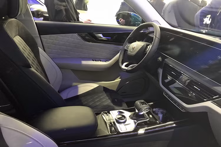 Ngoài ra, Hồng Kỳ HS5 còn được trang bị ghế bọc da màu xanh đậm phối với chất liệu Alcantara. Bảng đồng hồ kỹ thuật số sau vô lăng có thiết kế hiện đại hoàn toàn bằng kỹ thuật số. Cụm điều khiển trung tam dạng núm xoay cùng cảm ứng mang phong cách xe sang Mercedes-Benz.