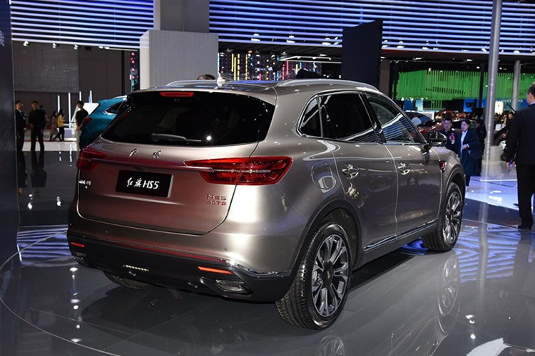 Dự kiến, giá xe Hồng Kỳ HS5 &#x8;sẽ được bán ra tại thị trường Trung Quốc vào tháng 5 năm nay với mức khởi điểm từ khoảng 200.000 Nhân dân tệ (tương đương 692 triệu đồng). 