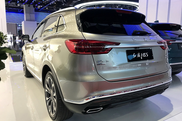 Đặc biệt, Hồng Kỳ HS5 2019 sẽ không được trang bị camera kỹ thuật số thay cho gương chiếu hậu truyền thống như bản concept. Đáng tiếc là thiết kế đuôi xe của mẫu SUV này lại gợi liên tưởng đến Audi Q5.