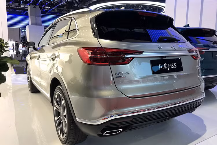 Đặc biệt, Hồng Kỳ HS5 2019 sẽ không được trang bị camera kỹ thuật số thay cho gương chiếu hậu truyền thống như bản concept. Đáng tiếc là thiết kế đuôi xe của mẫu SUV này lại gợi liên tưởng đến Audi Q5.