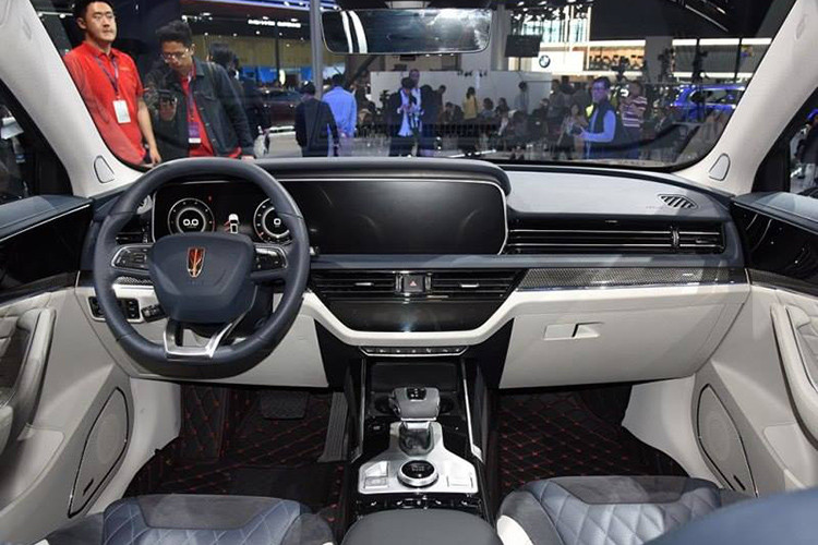 Không có gì ngạc nhiên khi thiết kế nội thất của Hồng Kỳ HS5 hoàn toàn khác so với U-Concept. Ở Hồng Kỳ U-Concept, nội thất được thiết kế đơn giản và giống xe đến từ tương lai. Điểm nhấn trong nội thất của xe nằm ở màn hình thông tin giải trí nối liền với bảng đồng hồ kỹ thuật số tạo thành một khối theo phong cách hệ thống MBUX của Mercedes-Benz.