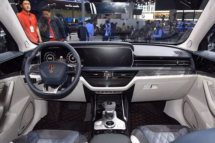 Không có gì ngạc nhiên khi thiết kế nội thất của Hồng Kỳ HS5 hoàn toàn khác so với U-Concept. Ở Hồng Kỳ U-Concept, nội thất được thiết kế đơn giản và giống xe đến từ tương lai. Điểm nhấn trong nội thất của xe nằm ở màn hình thông tin giải trí nối liền với bảng đồng hồ kỹ thuật số tạo thành một khối theo phong cách hệ thống MBUX của Mercedes-Benz.