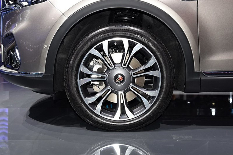 Trong khi đó, thiết kế của cụm đèn pha, bộ vành la-zăng, khe gió sau chắn bùn trước, cụm đèn hậu và cản sau của Hồng Kỳ HS5 đều đã được thay đổi so với U-Concept.