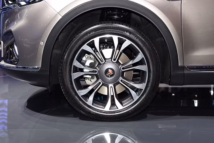 Trong khi đó, thiết kế của cụm đèn pha, bộ vành la-zăng, khe gió sau chắn bùn trước, cụm đèn hậu và cản sau của Hồng Kỳ HS5 đều đã được thay đổi so với U-Concept.