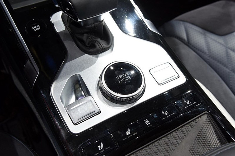 Nguồn cung cấp sức mạnh cho mẫu xe hạng sang Hồng Kỳ HS5 là khối động cơ xăng 4 xi-lanh, tăng áp, dung tích 2.0 lít, sản sinh công suất tối đa 224 mã lực. Động cơ kết hợp với hộp số tự động 6 cấp.