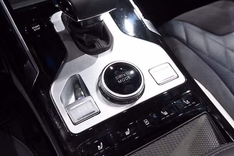 Nguồn cung cấp sức mạnh cho mẫu xe hạng sang Hồng Kỳ HS5 là khối động cơ xăng 4 xi-lanh, tăng áp, dung tích 2.0 lít, sản sinh công suất tối đa 224 mã lực. Động cơ kết hợp với hộp số tự động 6 cấp.