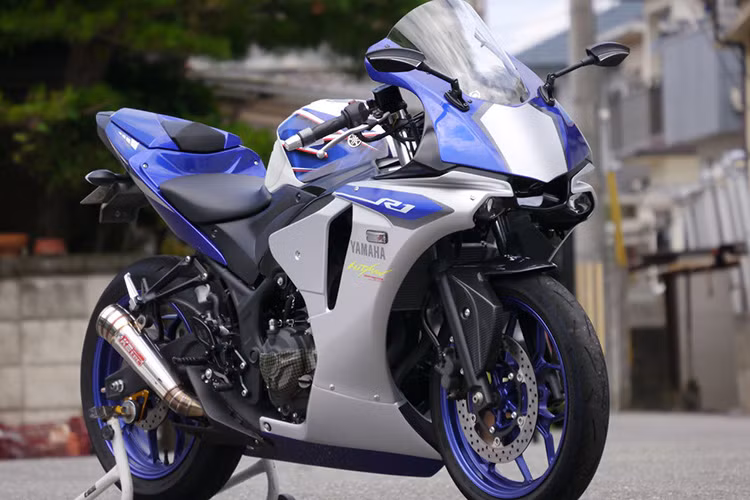 Sau khi được sơn, lên dàn tem mới cùng một số công đoạn độ chế tỉ. Phiên bản Yamaha R25 độ thành R1 đã cho một két quả hoàn hảo.