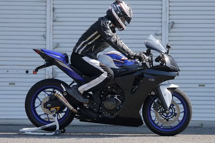 Yamaha R25 sử dụng động cơ 2 xy-lanh, DOHC 249 phân khối, công suất tối đa 36 mã lực tại vòng tua 12.000 vòng/phút, và có mô-men xoắn cực đại đạt 22,1 Nm tại 10.000 vòng/phút.