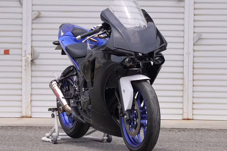 Nhằm đảm bảo cho độ bốc của xe phù hợp với dàn áo của R1, các tay thợ độ Nhật Bản còn trang bị cho xe hàng loạt đồ chơi như pô xe hàng hiệu, ốp lốc máy, một số chi tiết bằng các bon...