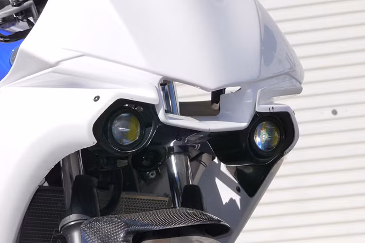 Việc thiết kế cũng phải đảm bảo làm sao cho nó có thể vừa với bộ khung vốn được thiết kế nhỏ hơn cho Yamaha R25.