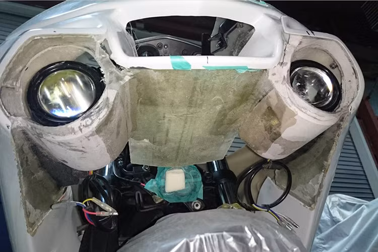 Quá trình chế tác dàn nhựa ở dầu xe nhằm tạo cho nó có một dàn áo tương tự như đàn anh R1 nhưng cũng phải làm sao phù hợp với bộ khung của chiếc xế nhỏ sportbike R25.