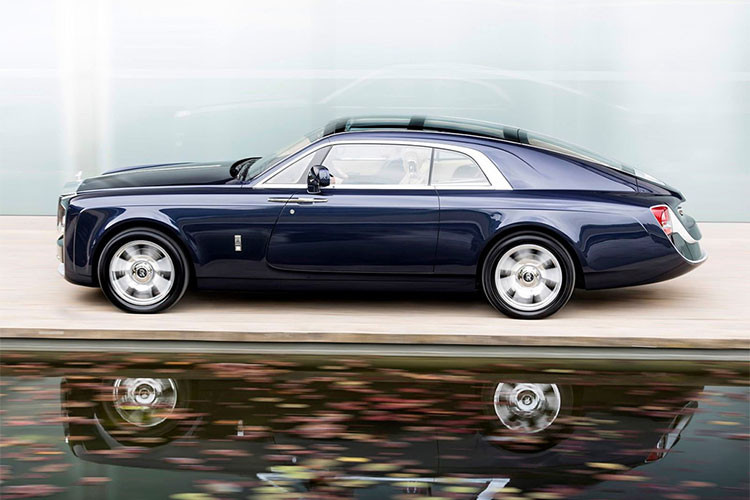 Sweptail mới của Rolls-Royce giới thiệu tại sự kiện Villa d’Este tháng 5 năm ngoái, định vị là mẫu xe siêu sang dành riêng cho giới quý tộc hoặc giới siêu giàu. CEO Rolls-Royce, Torsten Müller-Otvös, bật mí rằng đây có thể là mẫu xe đắt nhất thế giới với giá trên 13,2 triệu USD.