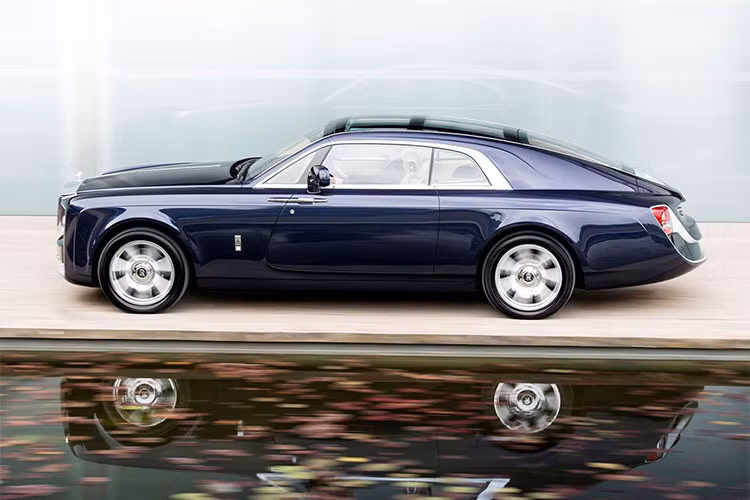 Sweptail mới của Rolls-Royce giới thiệu tại sự kiện Villa d’Este tháng 5 năm ngoái, định vị là mẫu xe siêu sang dành riêng cho giới quý tộc hoặc giới siêu giàu. CEO Rolls-Royce, Torsten Müller-Otvös, bật mí rằng đây có thể là mẫu xe đắt nhất thế giới với giá trên 13,2 triệu USD.