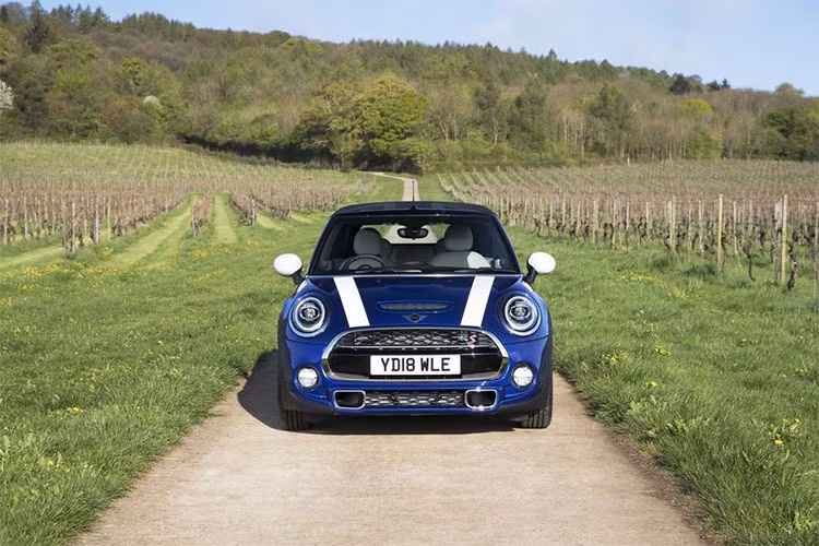 Để tạo sự tương phản với màu thân xe, thương hiệu xe MINI cũng đã dán các vạch trang trí trên nắp ca-pô và sơn ốp gương màu trắng.