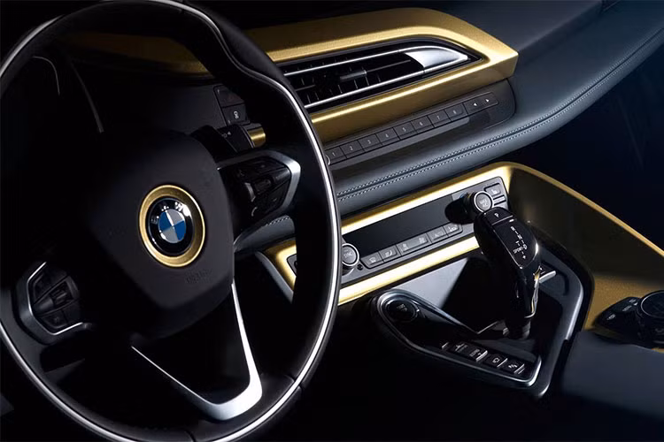 Lớp bụi vàng 24 carat trên hai mẫu xe BMW i3 và i8 này được cung cấp bởi Liebscher Blattgold GmbH. Được biết, sẽ có tổng cộng 4 lớp vàng trên cả hai chiếc xe, với lớp cuối cùng được sơn thủ công.