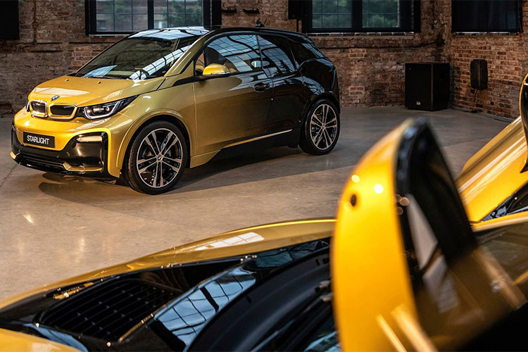 Không đơn thuần là dàn áo có được sơn màu vàng ánh kim đầy phong cách quý tộc, hãng xe đến từ xứ Bavarian của Đức còn phủ lớp vàng 24 carat để tạo ra phiên bản Starlight Edition BMW i3 và i8 đặc biệt này.