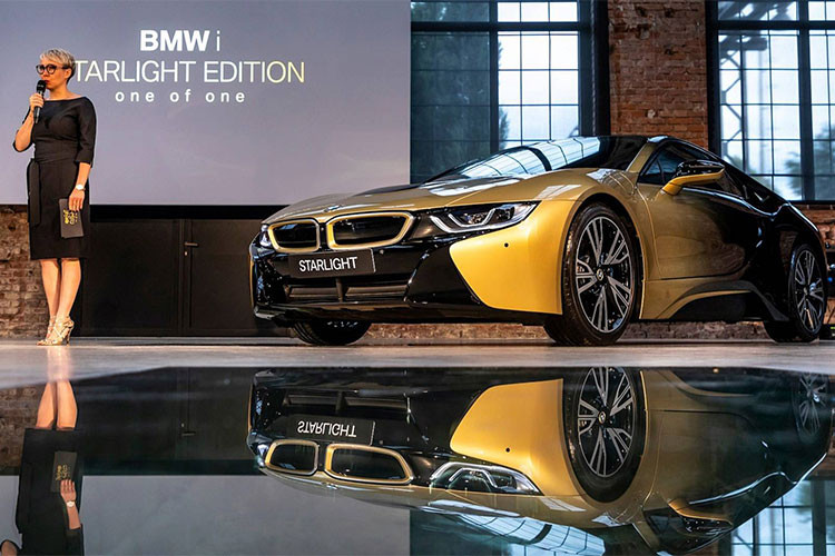 Hãng xe Đức cho biết chiếc i3 và i8 độc đáo này sẽ được bán trong cuộc đấu giá từ thiện hỗ trợ "Dagmar &amp; Václav Havel Foundation VIZE 97", còn được gọi là "Vision 97". Đây là giải thưởng quốc tế được trao cho các nhà tư tưởng, khoa học có những đóng góp quan trọng cho nhân loại.