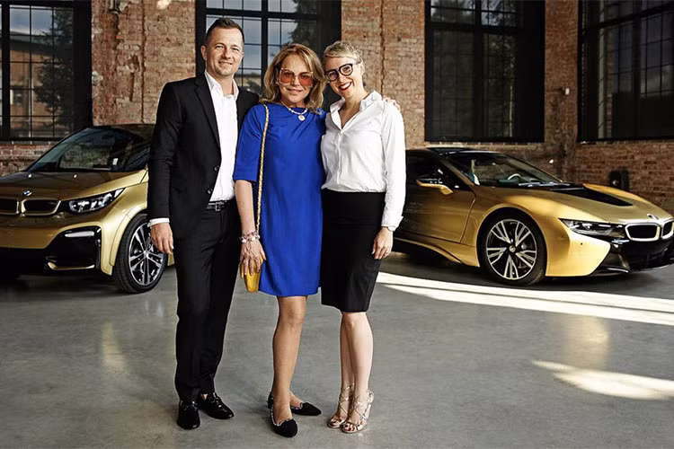 Phiên bản BMW Starlight i3 và i8 của BMW sẽ được trưng bày tại showroom của Invelt ở Praha từ ngày 21/6 trở đi. Cả hai mẫu xe cũng sẽ xuất hiện tại Liên hoan phim quốc tế Karlovy Vary vào ngày 4-5/7/2018.