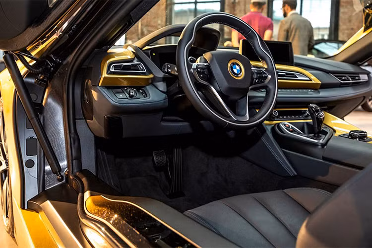 Bên cạnh ngoại thất, bên trong xe cũng sử dụng tông màu vàng chủ đạo theo đúng phong cách mạ vàng với dòng chữ "Starlight Edition one of one" là điểm nhấn trên một số chi tiết như bảng táp lô, bậc cửa xe,...