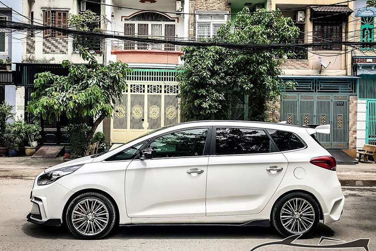 Sau khi lột xác với thiết kế ngoại hình mới, chiếc xe MPV này trông giống một chiếc hatchback 5 cửa thể thao của hãng Kia hơn là một mẫu xe 7 chỗ ngồi. Nhưng kích thước của xe không thay đổi, (dài x rộng x ca) lần lượt là 4.525 x 1.805 x 1.605 (mm), chiều dài cơ sở đạt 2.750.