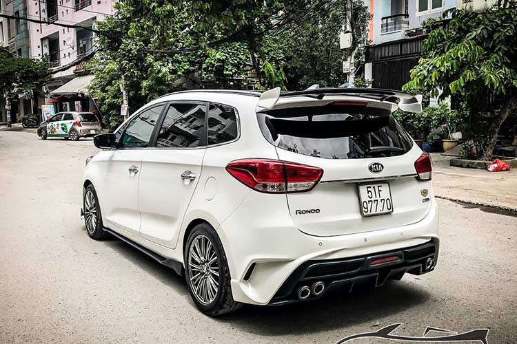 Ngoài việc làm mới về ngoại hình, nội thất bên trong của Kia Rondo độ khủng này không đổi. Xe được trang bị hệ thống thông tin giải trí với màn hình 8 inch, tích hợp ứng dụng Android Auto và Apple CarPlay. Trang bị an toàn gồm hệ thống chống bó phanh ABS, cân bằng điện tử EBD, kiểm soát hành trình, cảm biến đỗ xe trước và sau, camera lùi, ESP...