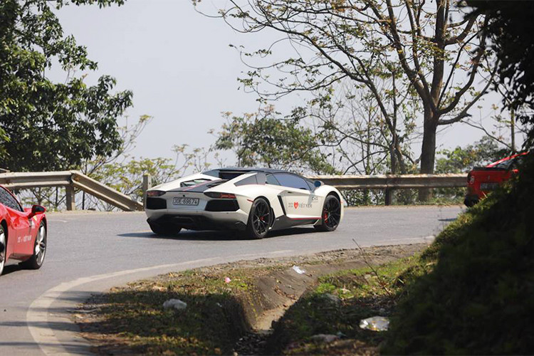 Dẫn đầu đoàn xe lần này là Cường Đô la với chiếc siêu xe Porsche 911 GT3 RS. Đáng chú ý, trong hành trình siêu xe lần này còn có sự góp mặt của anh chàng ca sĩ Hà thành - Tuấn Hưng cầm lái chiếc Ferrari 488 GTB.