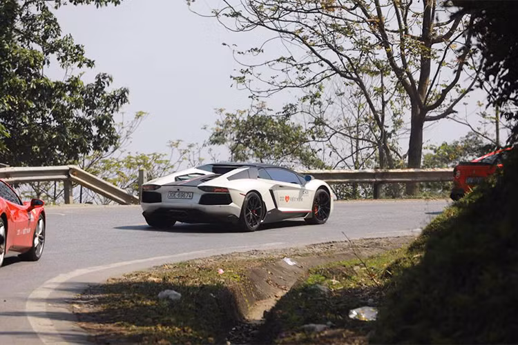 Dẫn đầu đoàn xe lần này là Cường Đô la với chiếc siêu xe Porsche 911 GT3 RS. Đáng chú ý, trong hành trình siêu xe lần này còn có sự góp mặt của anh chàng ca sĩ Hà thành - Tuấn Hưng cầm lái chiếc Ferrari 488 GTB.