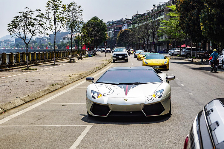 Ngoài ra, trong đoàn Car &amp; Passion 2018 còn có 3 chiếc xe thể thao là BMW i8, Maserati GranTurismo MC Stradale (đen) và Maserati GranTurismo hay SUV siêu sang Bentley Bentayga và sedan Porsche Panamera. Làm công tác hậu cần cho đoàn Car &amp; Passion 2018 là 3 "quái vậy" Ford F-150 Raptor, Toyota Tundra và Ford Ranger...