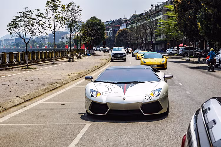 Ngoài ra, trong đoàn Car &amp; Passion 2018 còn có 3 chiếc xe thể thao là BMW i8, Maserati GranTurismo MC Stradale (đen) và Maserati GranTurismo hay SUV siêu sang Bentley Bentayga và sedan Porsche Panamera. Làm công tác hậu cần cho đoàn Car &amp; Passion 2018 là 3 "quái vậy" Ford F-150 Raptor, Toyota Tundra và Ford Ranger...