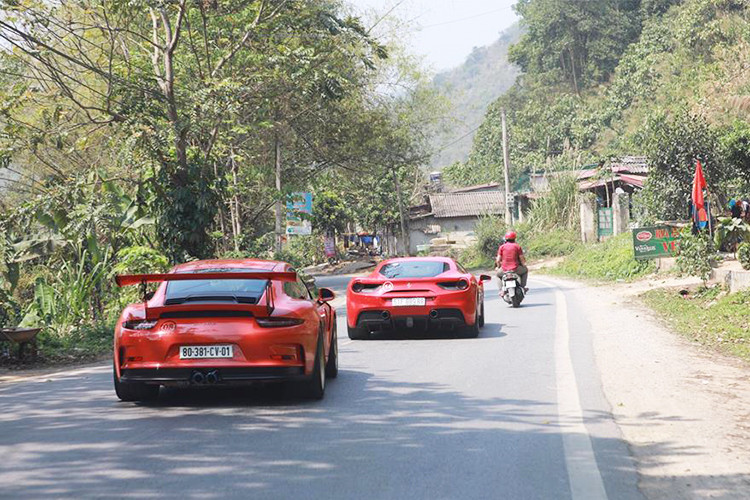 Được biết, dàn siêu xe trị giá lên đến cả trăm tỷ đồng tham gia hành trình Car &amp; Passion 2018 ngày đầu tiên với số lượng lên tới 12 chiếc bao gồm các phiên bản như Lamborghini Aventador LP700-4, Aventador LP700-4 Roadster, Aventador S LP740-4, Huracan LP610-4 (3 chiếc).