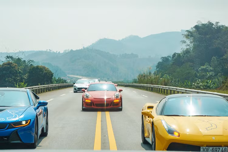 Chặng đầu tiên trong hành trình siêu xe Car &amp; Passion 2018 bắt đầu xuất phát khởi hành từ Hà Nội đến Sa Pa trong buổi sáng ngày 4/3 với tổng quãng đường khoảng 350km, chủ yếu là tuyến cao tốc Hà Nội – Lào Cai.