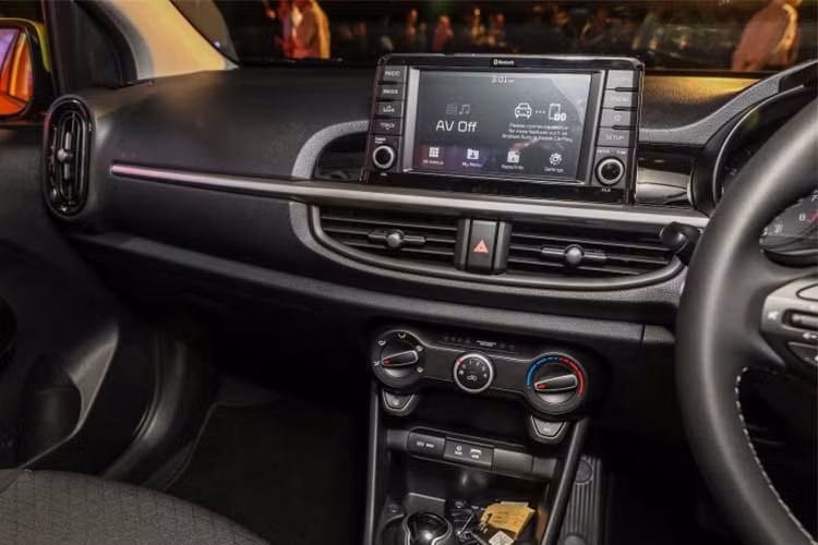 Trên phiên bản mới này, màn hình cảm ứng 7 inch của xe cũng tích hợp thêm các tính năng mới như kết nối điện thoại thông minh, camera lùi, nghe nhac, giải trí... Các trang bị đi kèm khác bao gồm điều hòa tự động 1 chiều, cửa sổ trời chìa khoá điện thông minh khởi động không cần chìa.